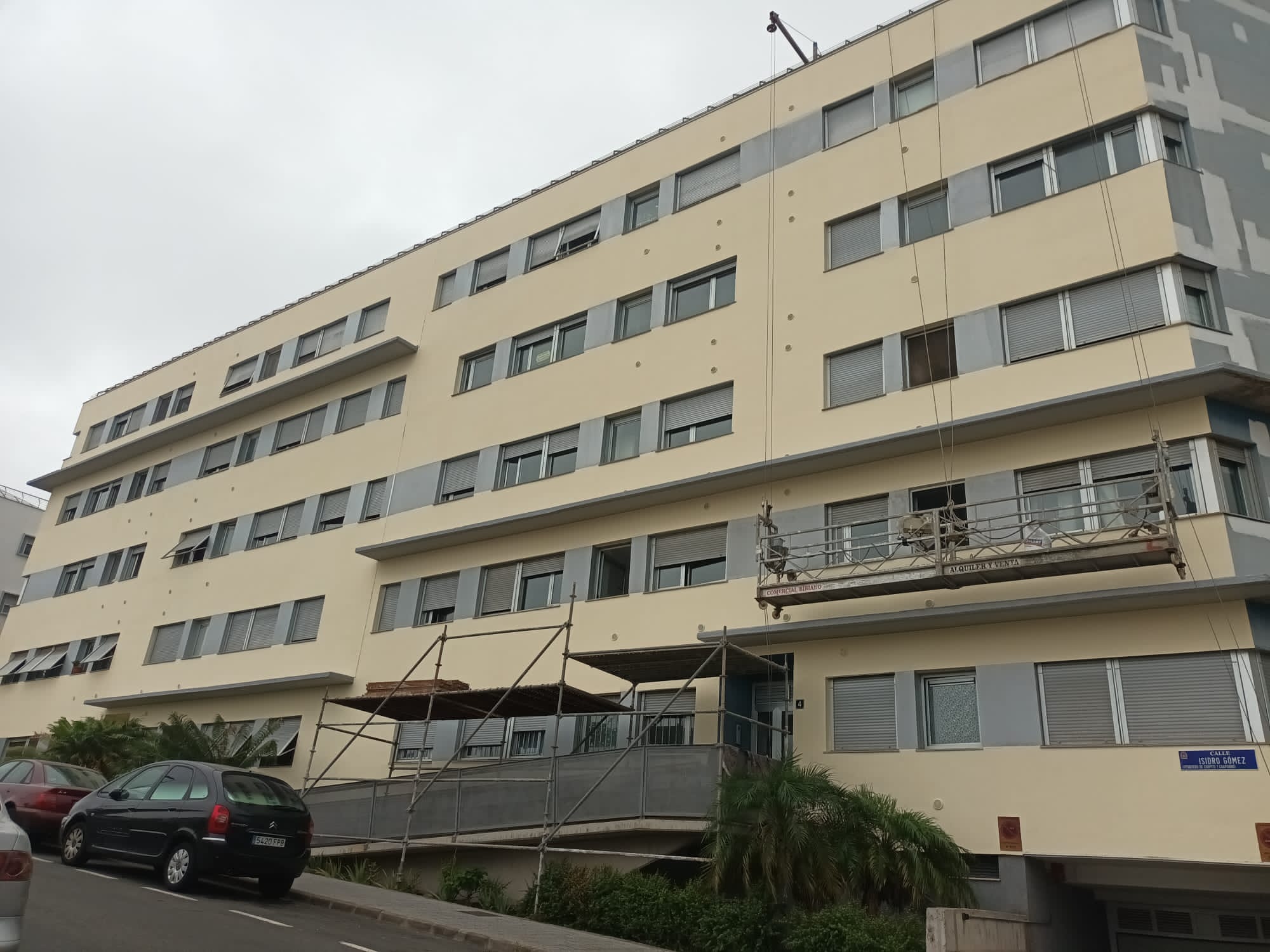 Rehabilitación y pintura de fachada de edificio en las palmas de gran canaria